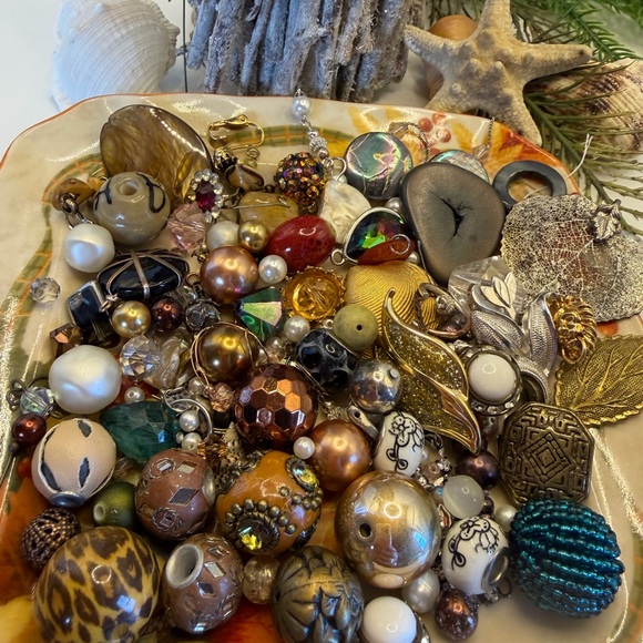 Assorted Bead Soup 🥣 Can You Find the Vintage Gold Lion 🦁 Earring? - Picture 7 of 14